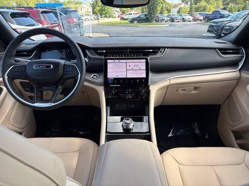 Used 2024 Jeep Grand Cherokee Limited RWD image 11