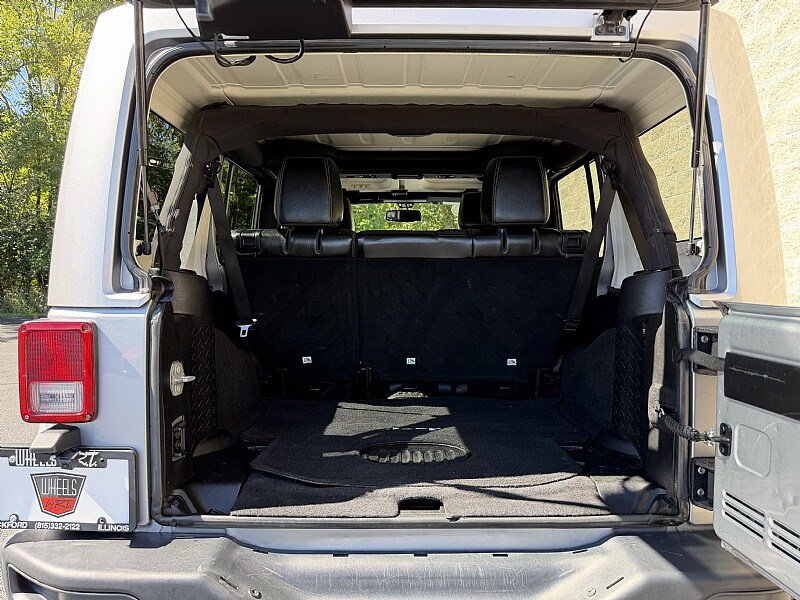 Used 2015 Jeep Wrangler Unlimited Rubicon w/ Connectivity Group AWD/4WD image 29