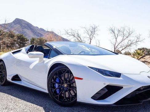 Used 2022 Lamborghini Huracan EVO image 2
