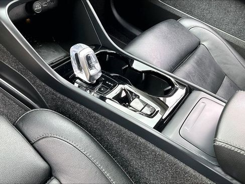 Used 2025 Volvo XC40 B5 Plus image 19