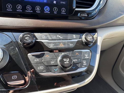 Used 2017 Chrysler Pacifica Touring-L FWD image 21