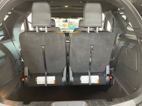 Used 2017 Ford Explorer XLT w/ Equipment Group 202A AWD/4WD image 19