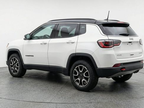 Used 2025 Jeep Compass Trailhawk AWD/4WD image 6