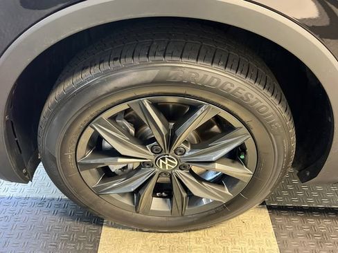 Certified 2024 Volkswagen Tiguan SE FWD image 9