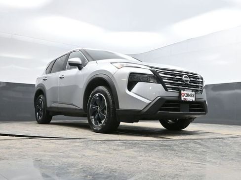 Used 2024 Nissan Rogue SV image 45