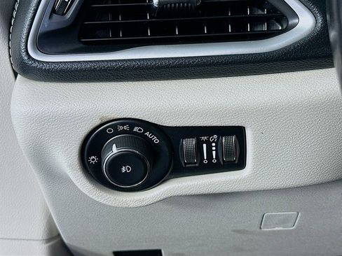 Used 2021 Chrysler Pacifica Touring-L image 10