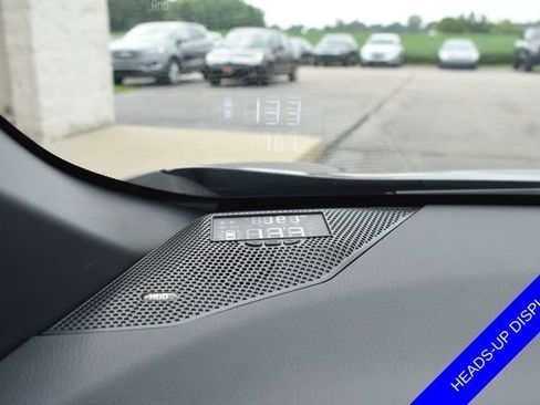 Used 2019 Toyota C-HR XLE FWD image 4