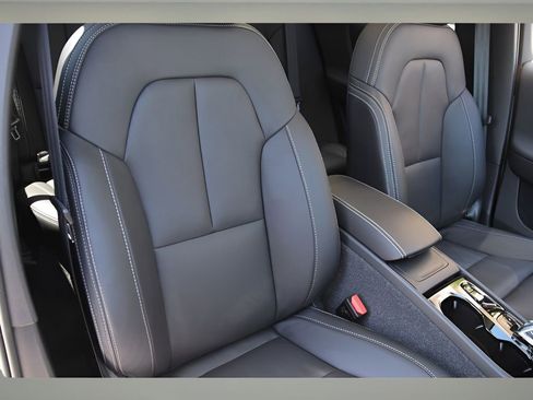 Certified 2025 Volvo XC40 B5 Plus w/ Protection Package Premier image 21