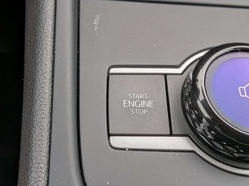 Certified 2025 Volkswagen Tiguan SE FWD image 29