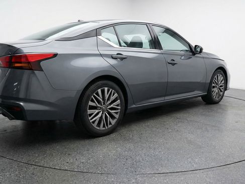 Used 2025 Nissan Altima 2.5 SV FWD image 9