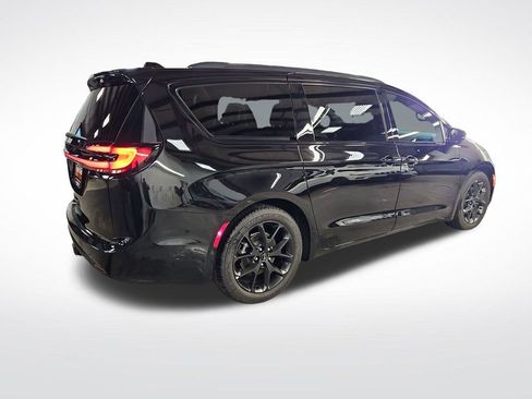 Used 2025 Chrysler Pacifica Limited FWD image 5
