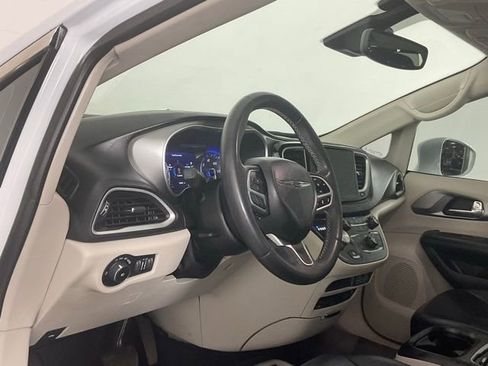 Used 2022 Chrysler Pacifica Touring-L w/ Uconnect Theater Family Group FWD image 12