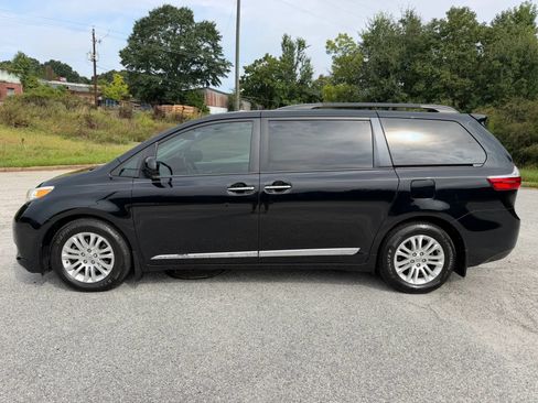 Used 2017 Toyota Sienna FWD image 2