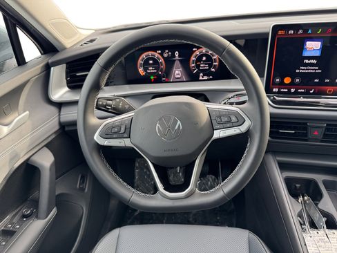 New 2025 Volkswagen Tiguan SE image 3