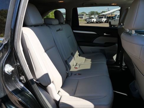 Used 2018 Toyota Highlander XLE AWD/4WD image 14