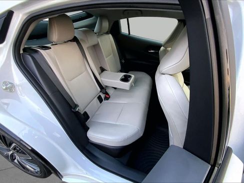 Used 2024 Toyota Prius XLE FWD image 19