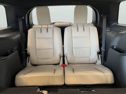 Used 2018 Ford Explorer XLT w/ Equipment Group 202A FWD image 19