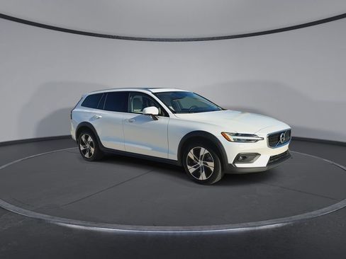 Used 2022 Volvo V60 T5 Cross Country AWD/4WD image 2