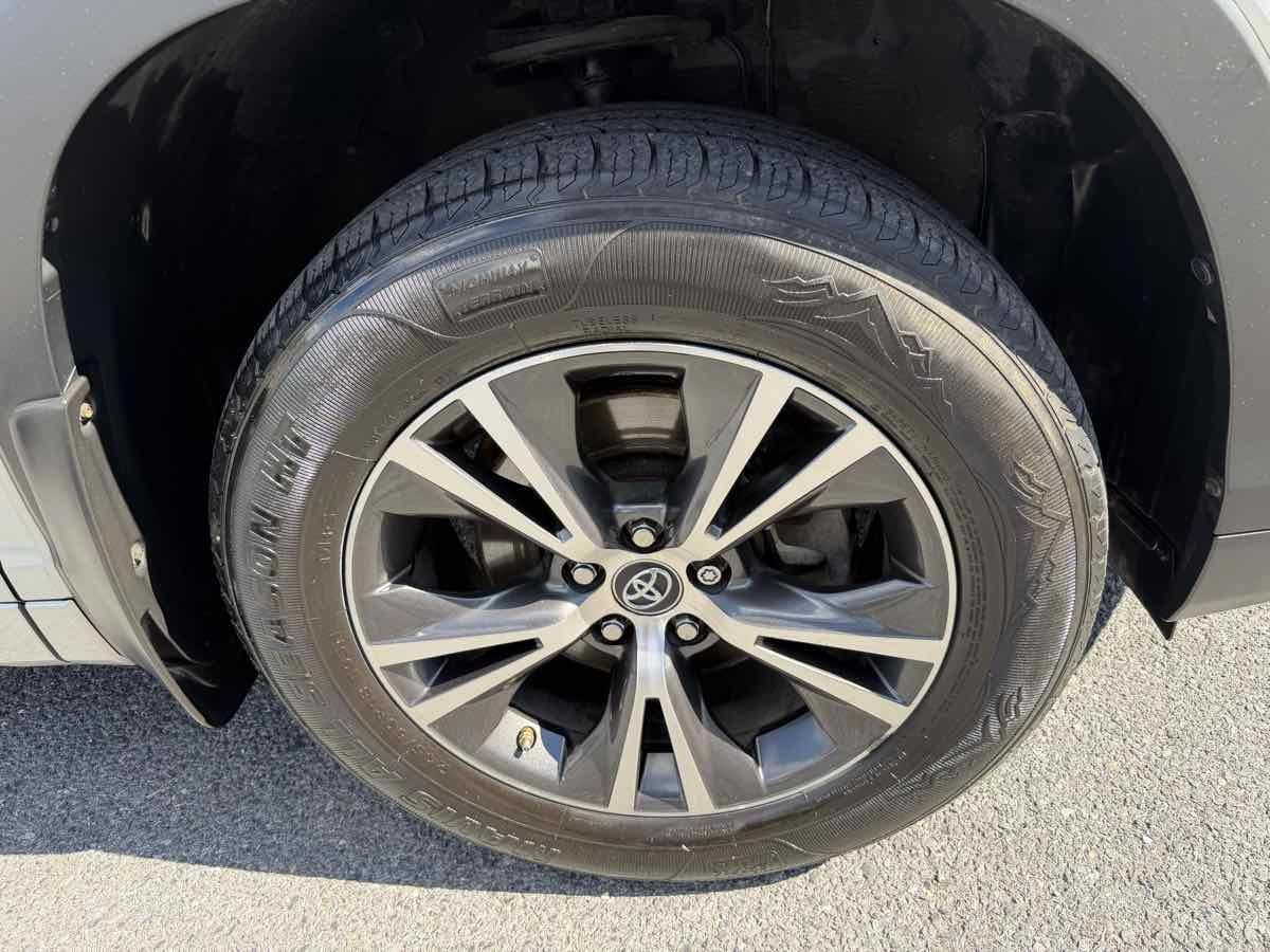 Used 2017 Toyota Highlander LE AWD/4WD image 25