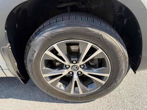 Used 2017 Toyota Highlander LE AWD/4WD image 25