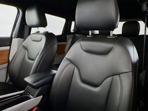 Used 2024 Jeep Compass Limited image 11