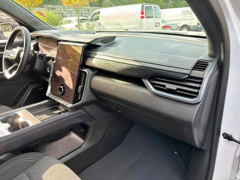 Used 2025 GMC Acadia Elevation image 9