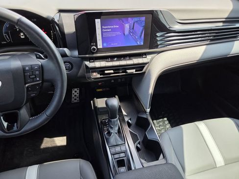 Used 2025 Toyota Camry SE FWD image 16