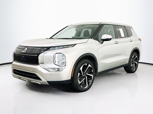 Used 2024 Mitsubishi Outlander SE image 3
