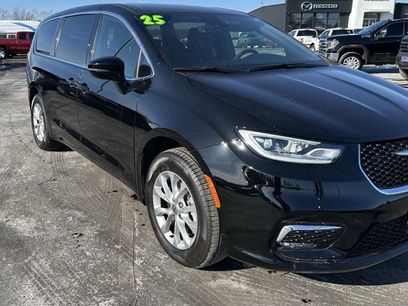 Used 2025 Chrysler Pacifica Select