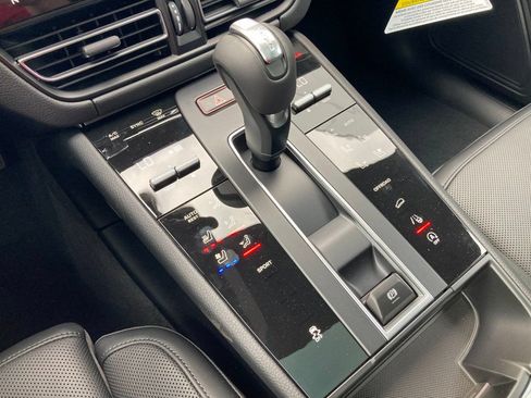 Used 2026 Porsche Macan AWD/4WD image 11