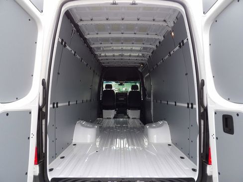 Used 2023 Mercedes-Benz Sprinter 3500 image 42