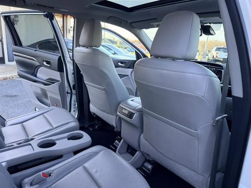 Used 2014 Toyota Highlander Limited w/ Driver Technology Package image 19