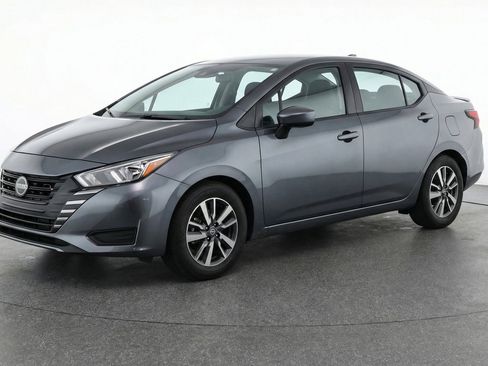 Used 2025 Nissan Versa SV image 3