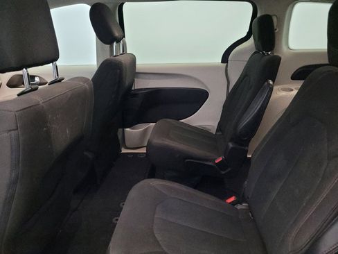 Used 2017 Chrysler Pacifica Touring FWD image 18
