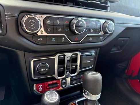 Used 2025 Jeep Wrangler Unlimited Rubicon 4xe w/ Convenience Group image 21