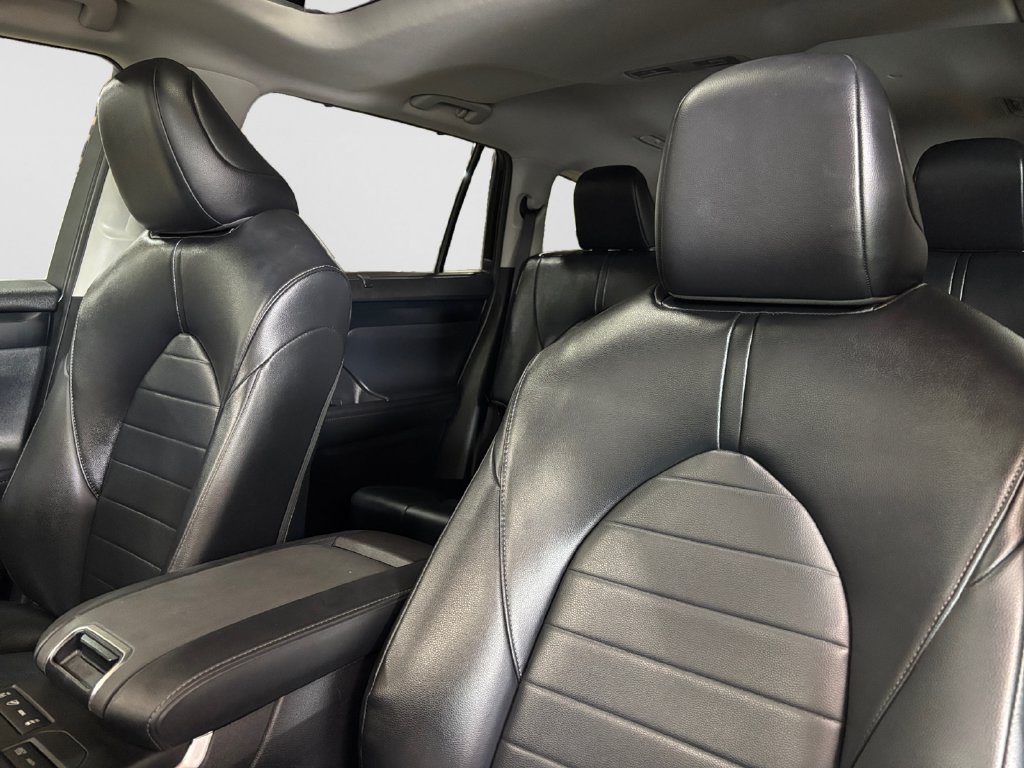 Used 2021 Toyota Highlander XLE AWD/4WD image 39