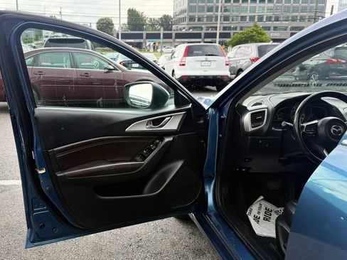 Used 2017 MAZDA MAZDA3 Touring FWD image 9