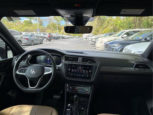 Used 2024 Volkswagen Tiguan SE w/ Panoramic Sunroof Package image 56