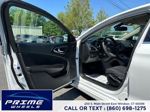 Used 2015 Chrysler 200 Limited image 9