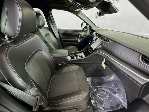 New 2025 Jeep Grand Cherokee Altitude image 28