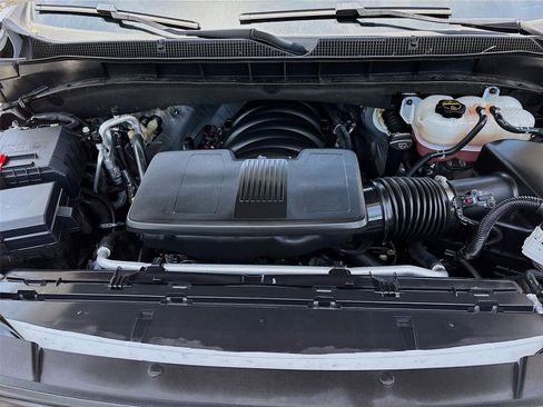 Used 2025 Chevrolet Suburban Z71 AWD/4WD image 32