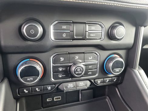 Used 2023 Chevrolet Suburban Premier image 26