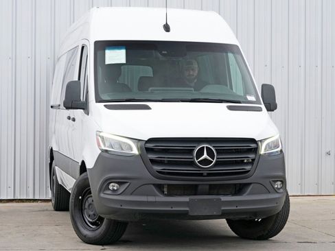 Used 2023 Mercedes-Benz Sprinter 2500 image 4