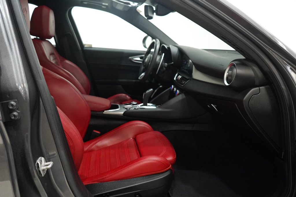 Used 2023 Alfa Romeo Giulia Veloce AWD/4WD image 29
