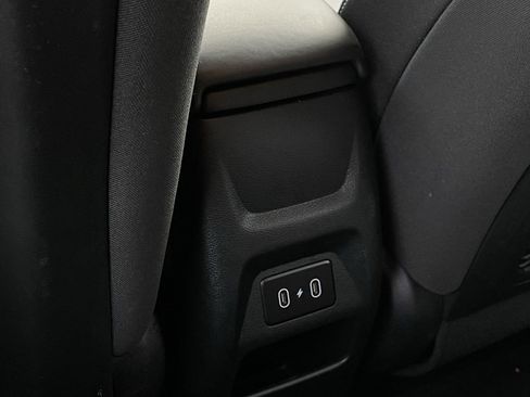 Used 2025 Hyundai Venue SEL image 24