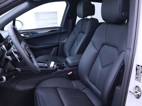 Certified 2025 Porsche Macan AWD/4WD image 5