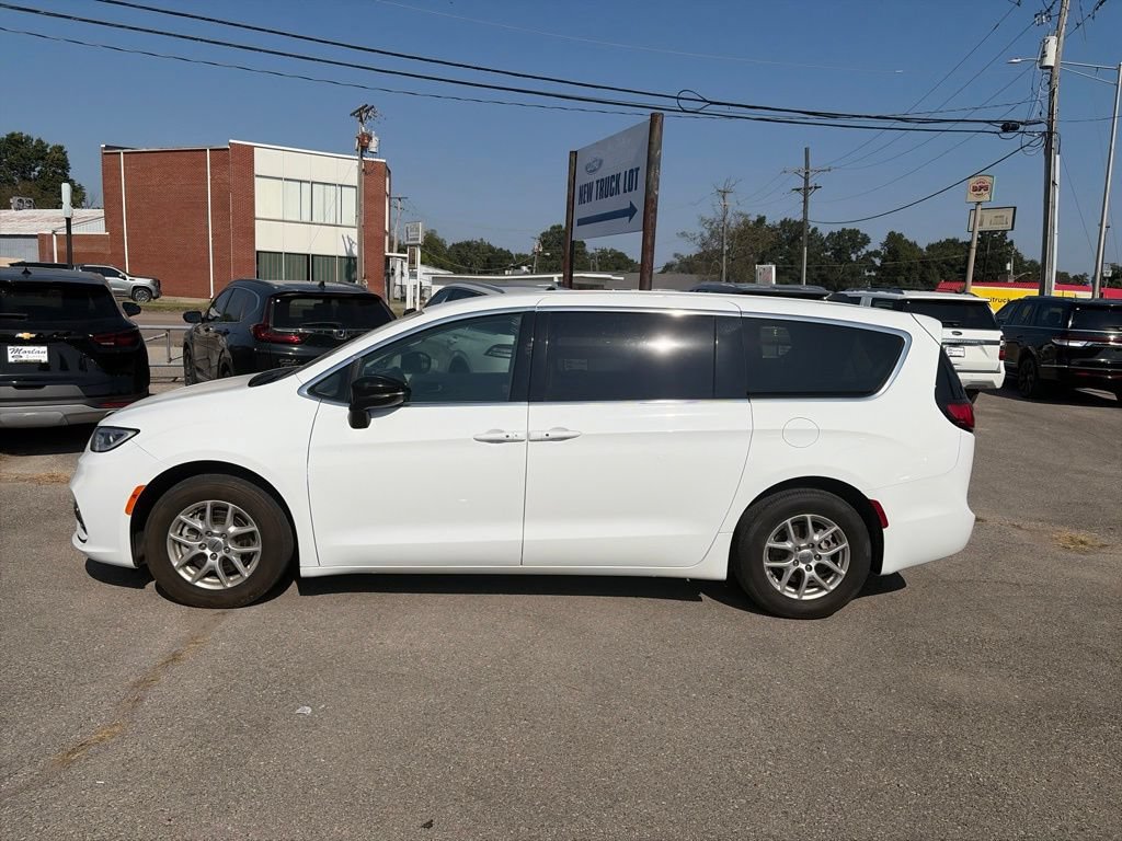 Used 2024 Chrysler Pacifica Touring-L FWD image 3