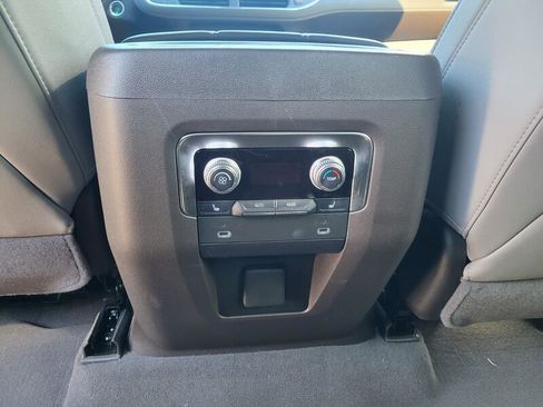 Used 2022 GMC Yukon XL SLT w/ SLT Premium Package image 22