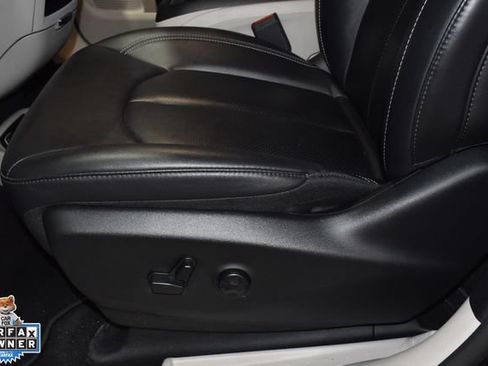 Certified 2024 Chrysler Pacifica Touring-L FWD image 23
