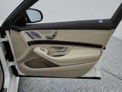 Used 2019 Mercedes-Benz S 560 Sedan image 25